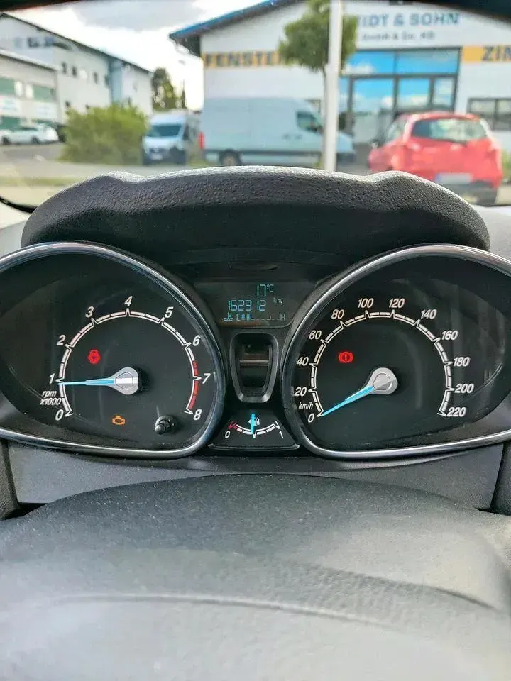 Gebraucht Ford Fiesta 99 PS (72 kW) 2015 Schwarz Kleinwagen