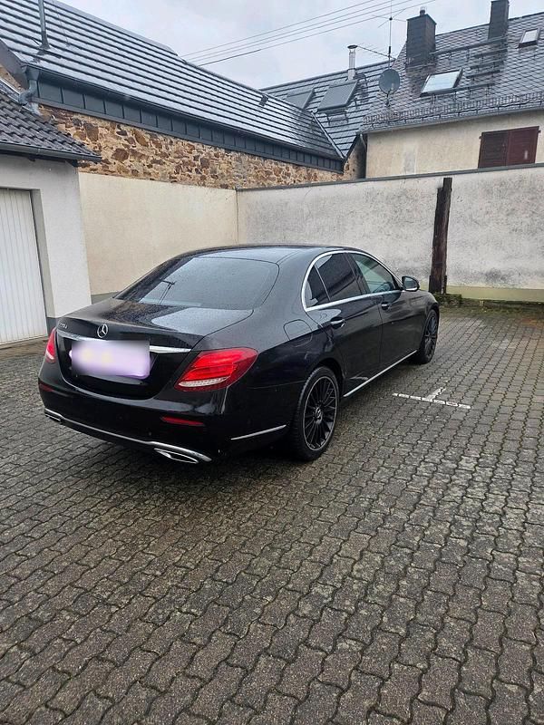 Gebraucht Mercedes E220 194 PS (142 kW) 2016 Schwarz Limousine
