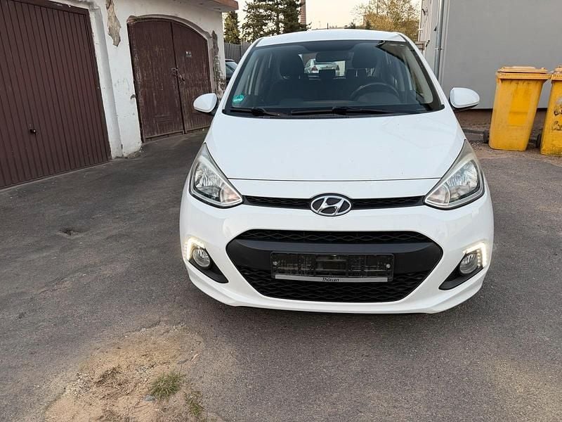 Gebraucht Hyundai i10 87 PS (63 kW) 2014 Weiß Kleinwagen