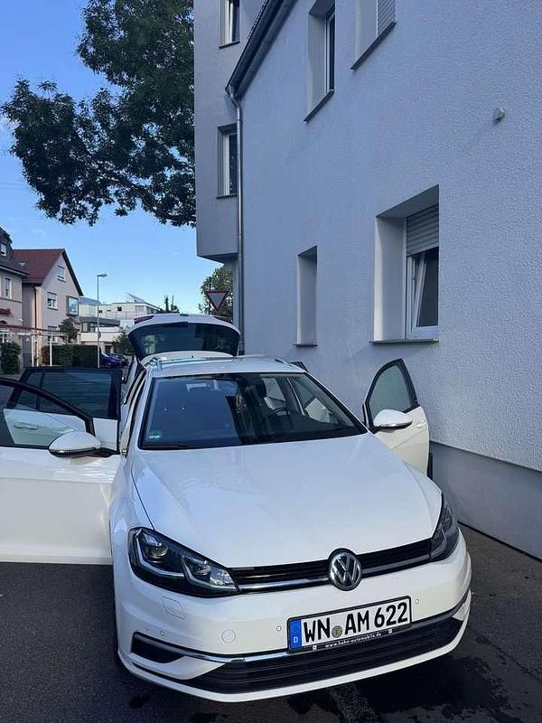 Weiß Gebraucht 2017 VW Golf VII Comfortline Kombi | 16.999 € (Fairer Preis) - Bild 1/4