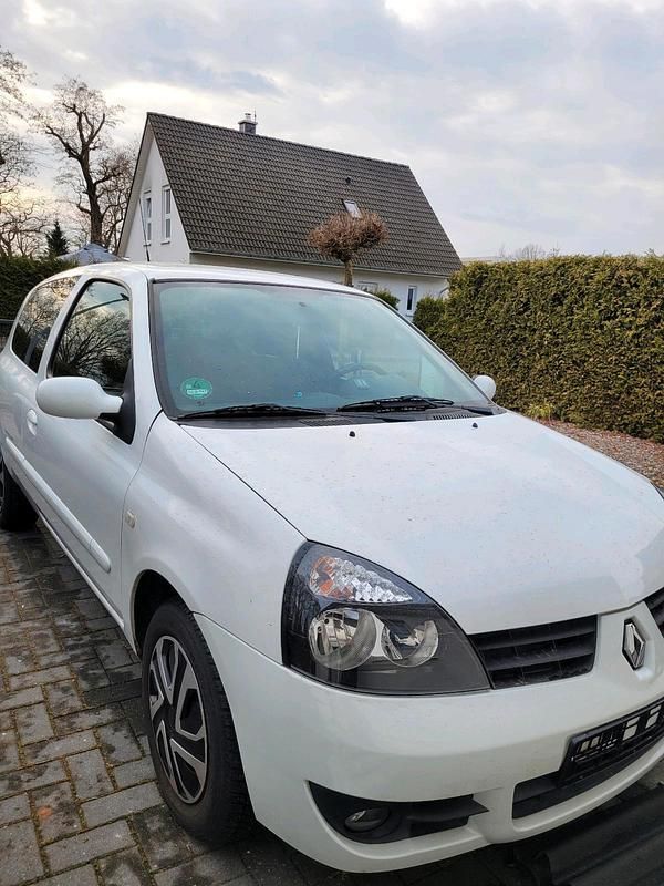 Gebraucht Renault Clio II Campus 58 PS (42 kW) 2008 Weiß Kleinwagen