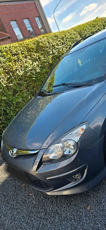 Grau Gebraucht 2010 Hyundai i30 Classic Kombi | 2.499 € (Guter Preis) - Bild 1/4