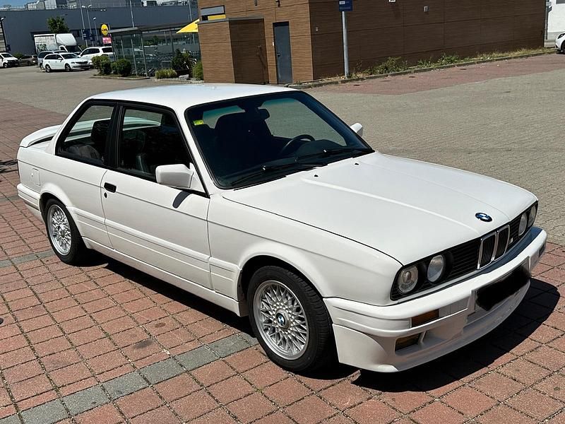 Weiß Gebraucht 1990 BMW 325 Limousine | 28.999 € - Bild 1/4