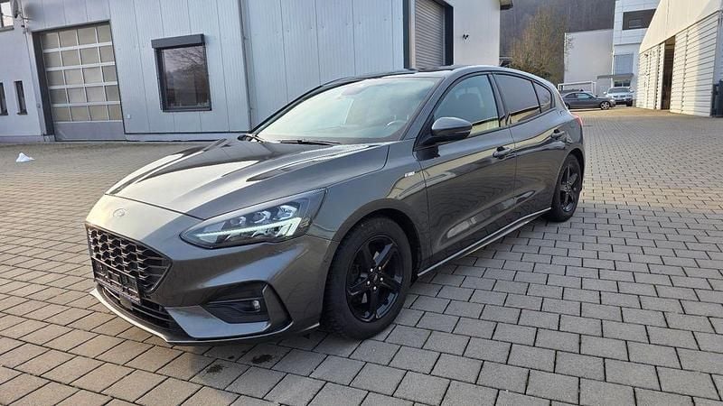 Grau Gebraucht 2020 Ford Focus ST-Line Limousine | 15.500 € (Fairer Preis) - Bild 1/4