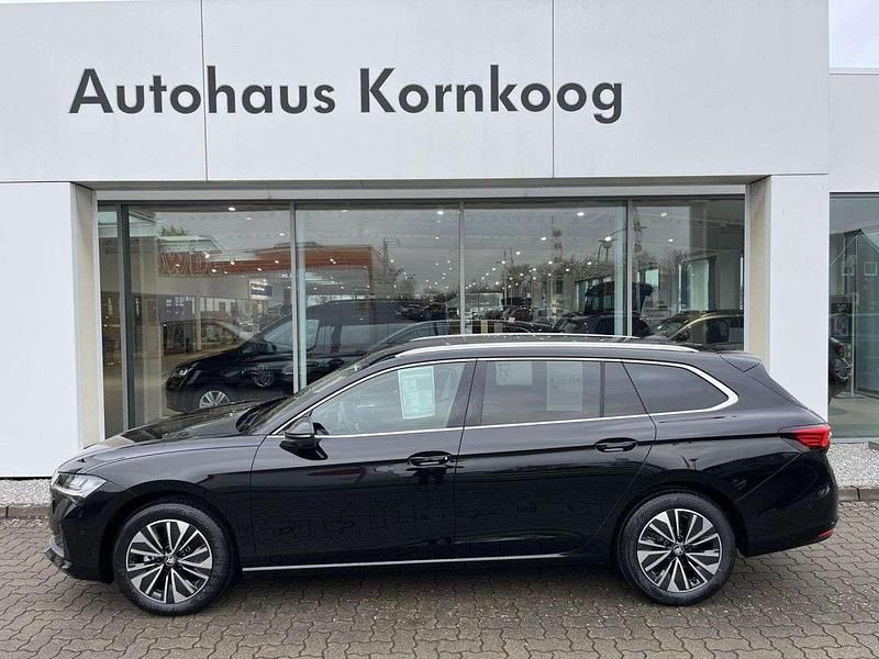 Neu Skoda Superb Selection 150 PS (110 kW) 2025 Schwarz Kombi