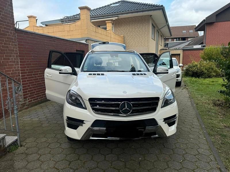 Weiß Gebraucht 2015 Mercedes ML350 SUV | 24.999 € (Etwas zu teuer) - Bild 1/4