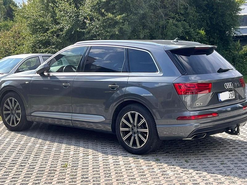 Grau Gebraucht 2015 Audi Q7 S-Line SUV | 23.000 € (Guter Preis) - Bild 1/4