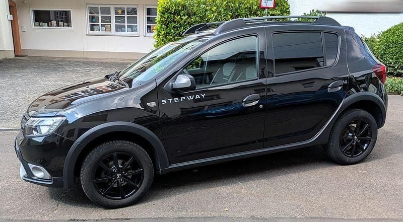 Schwarz Gebraucht 2019 Dacia Sandero Essentiel Kleinwagen | 7.600 € (Fairer Preis) - Bild 1/4