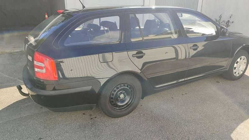 Gebraucht Skoda Octavia Classic 102 PS (75 kW) 2011 Schwarz Kombi