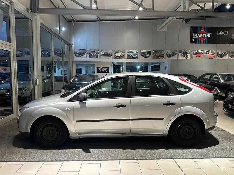 Gebraucht Ford Focus Trend 101 PS (74 kW) 2005 Silber Limousine