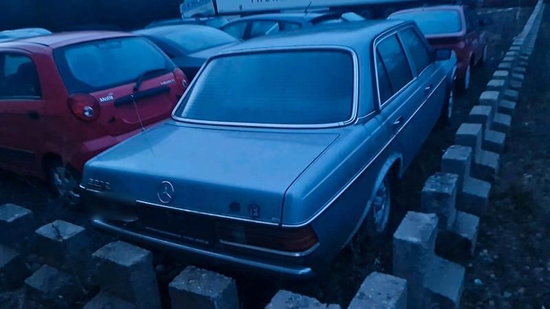 Gebraucht Mercedes 300 95 PS (69 kW) 1982 Blau Limousine