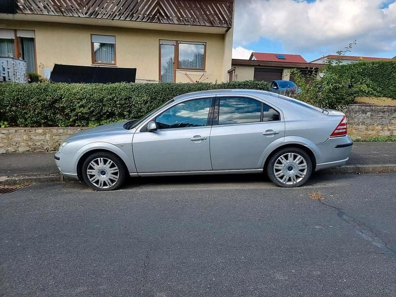 Usado Ford Mondeo 145 CV (106 kW) 2006 Plateado Berlina