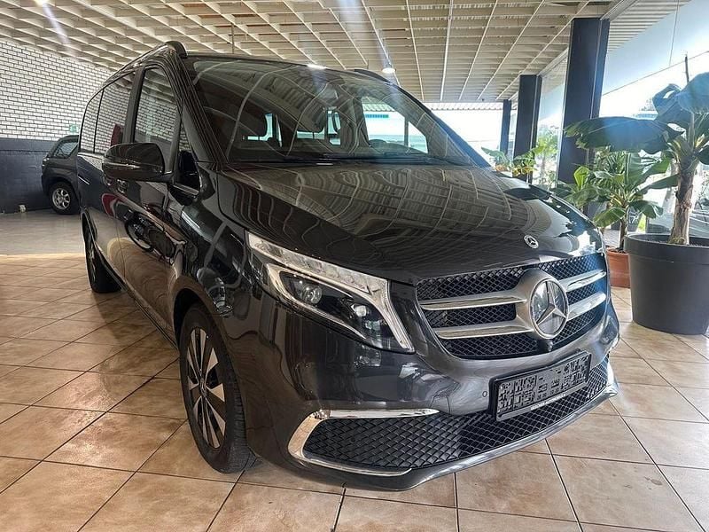 Grau Gebraucht 2021 Mercedes V300 Van / Kleinbus | 49.900 € (Fairer Preis) - Bild 1/4