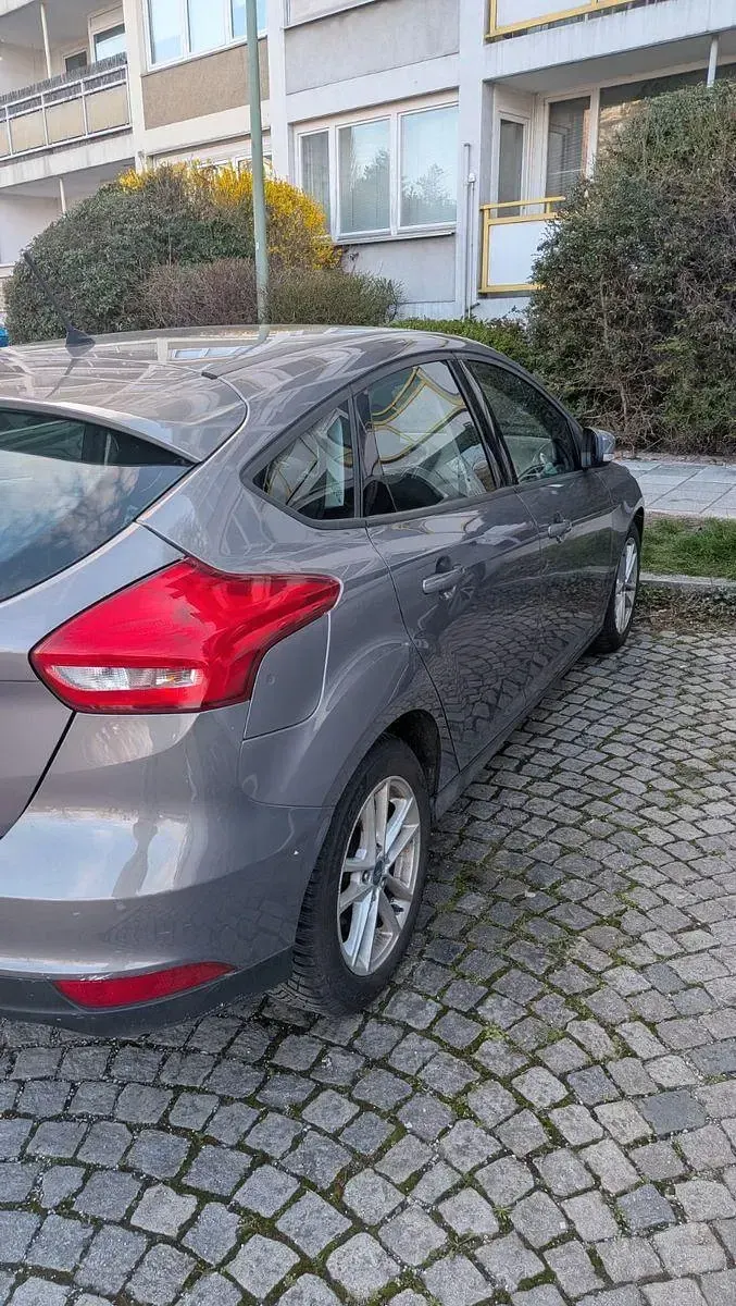 Usado Ford Focus Trend 125 CV (91 kW) 2016 Gris Berlina
