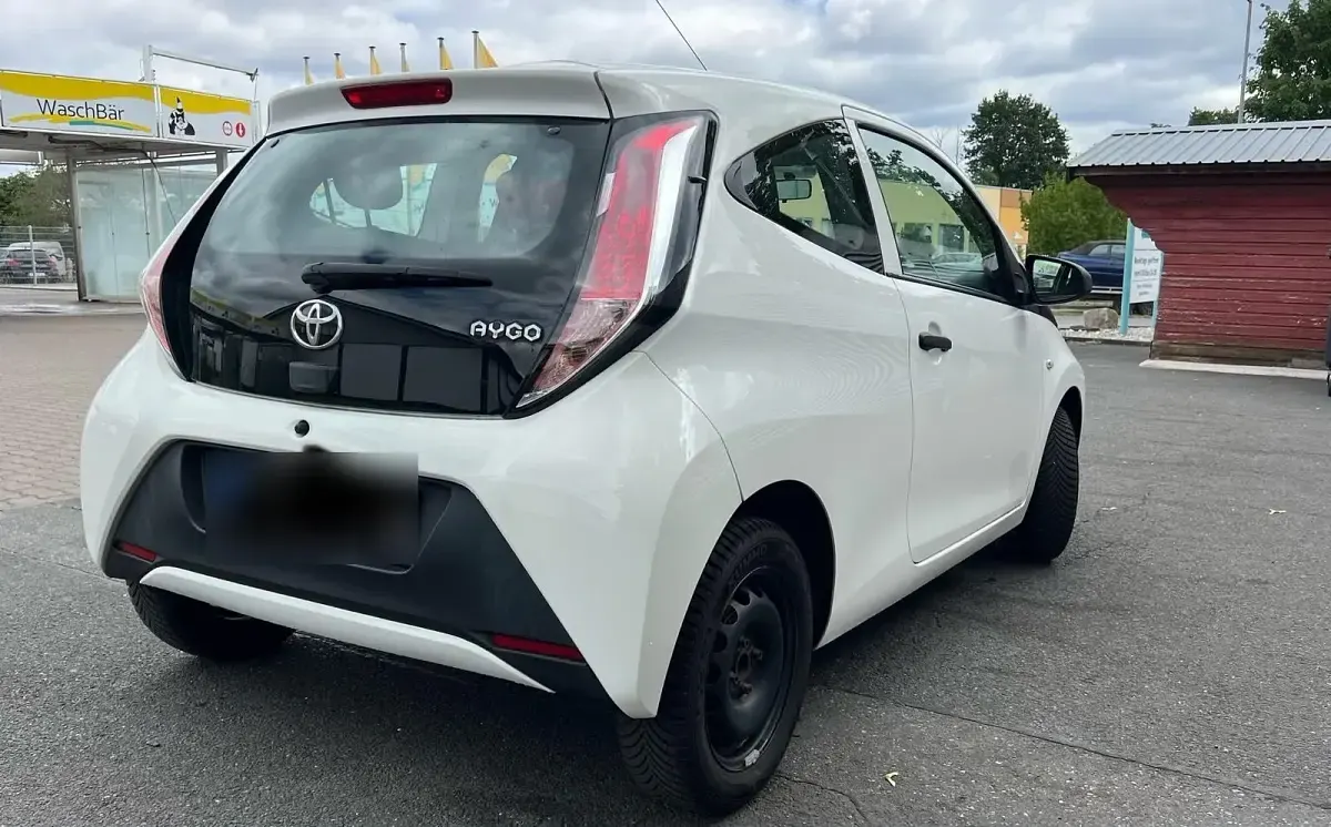 Gebraucht Toyota Aygo 51 PS (37 kW) 2016 Weiß Kleinwagen