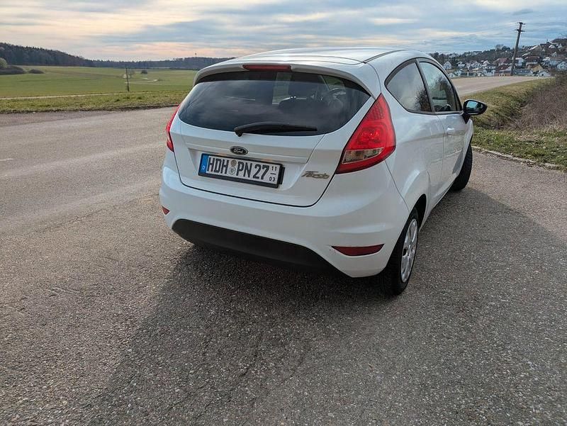 Gebraucht Ford Fiesta Trend 82 PS (60 kW) 2010 Weiß Kleinwagen
