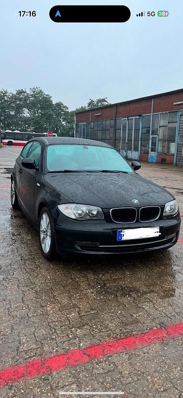 Schwarz Gebraucht 2011 BMW 120 Kleinwagen | 3.900 € - Bild 1/4