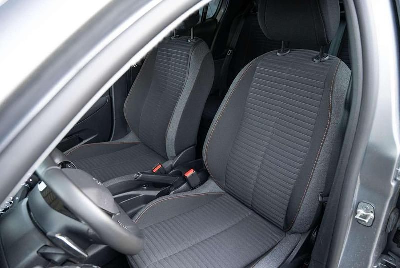 Second-hand Peugeot 208 Active 101 CP (74 kW) 2023 Argintiu Hatchback