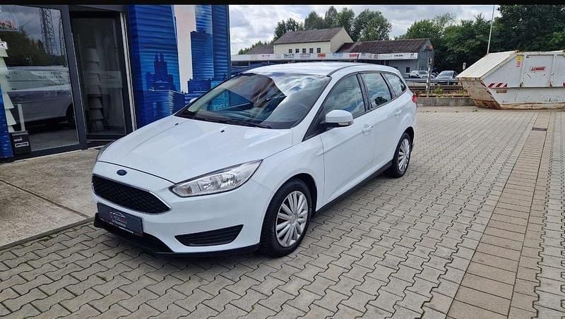 Weiß Gebraucht 2015 Ford Focus Trend Limousine | 7.299 € (Fairer Preis) - Bild 1/4
