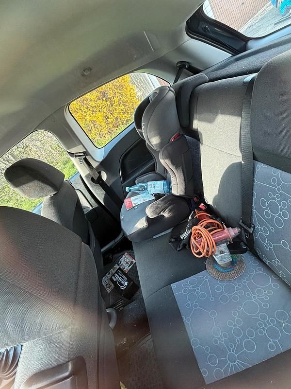 Second-hand Ford Focus 60 CP (44 kW) 2006 Albastru Hatchback