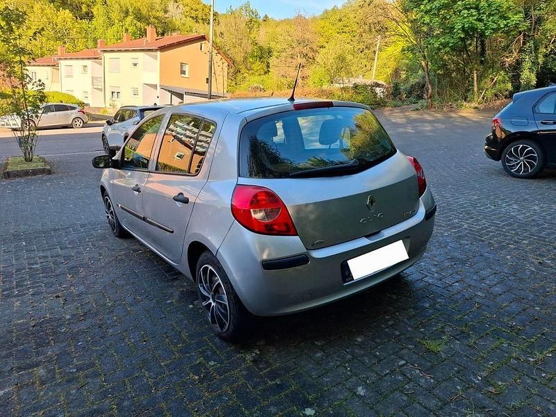 Gebraucht Renault Clio II Authentique 65 PS (47 kW) 2007 Silber Limousine