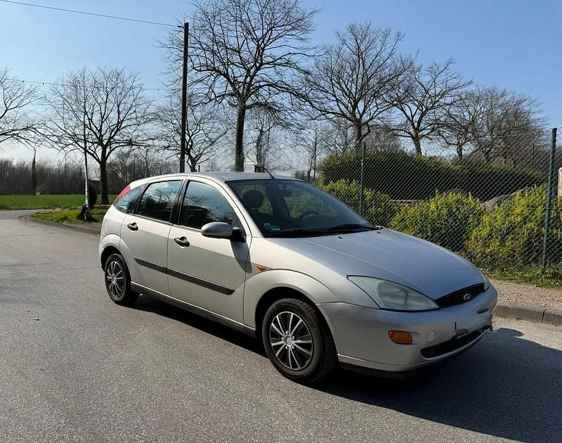 Second-hand Ford Focus 75 CP (55 kW) 1999 Argintiu Berlinǎ