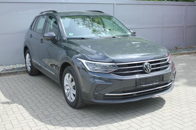 Grau Gebraucht 2023 VW Tiguan Life SUV | 24.990 € (Guter Preis) - Bild 1/4