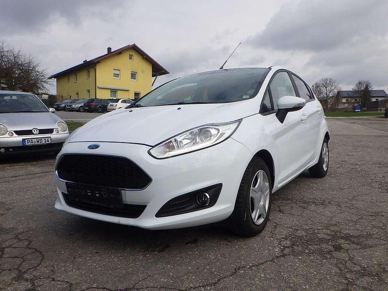 Gebraucht Ford Fiesta Celebration 101 PS (74 kW) 2016 Frostweiß Kleinwagen