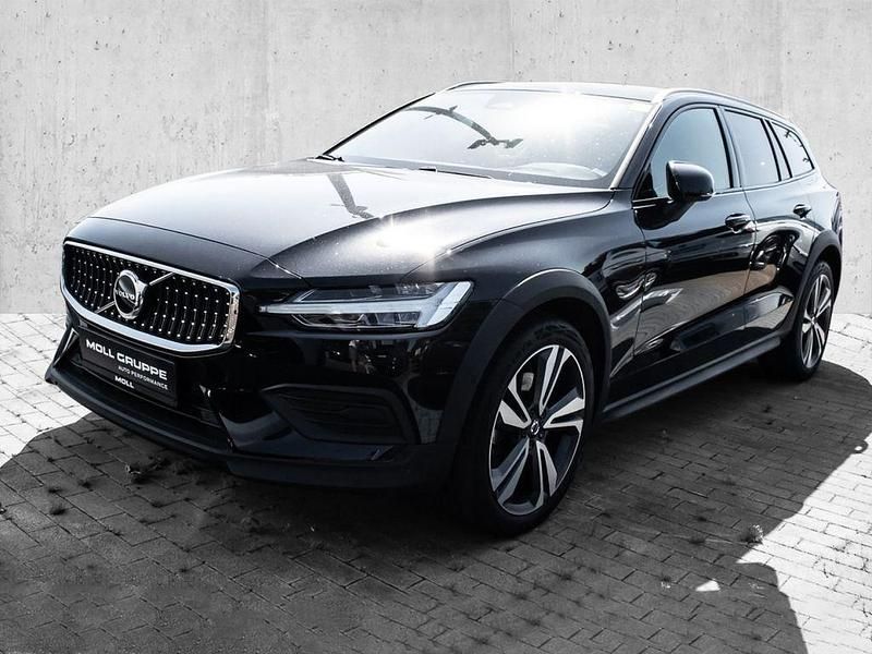 Gebraucht Volvo V60 CC Plus 197 PS (144 kW) 2023 Onyx black / metallic Kombi