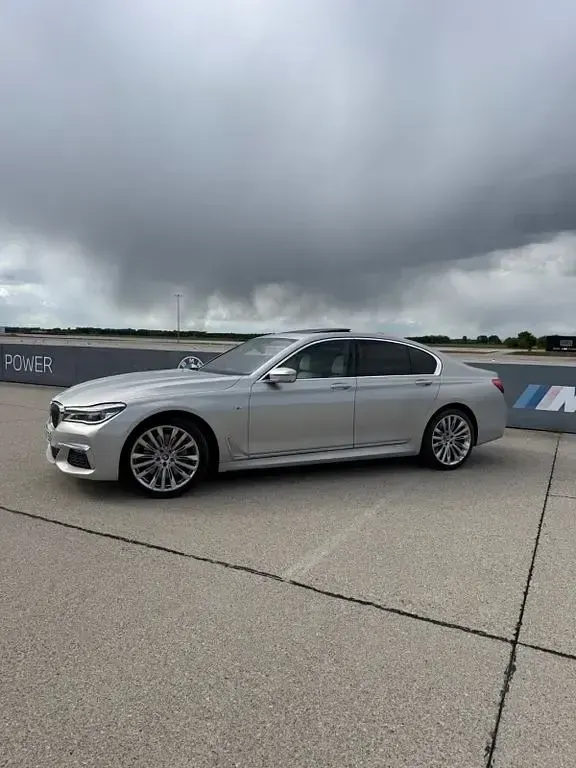 Gebraucht BMW 750 Performance 449 PS (330 kW) 2016 Silber Limousine