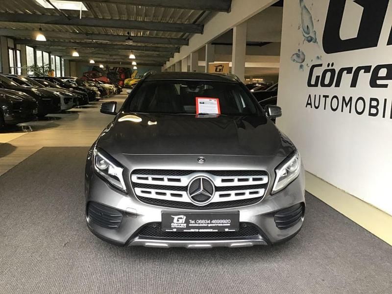 Grau Gebraucht 2019 Mercedes GLA200 AMG line SUV | 23.990 € (Fairer Preis) - Bild 1/4