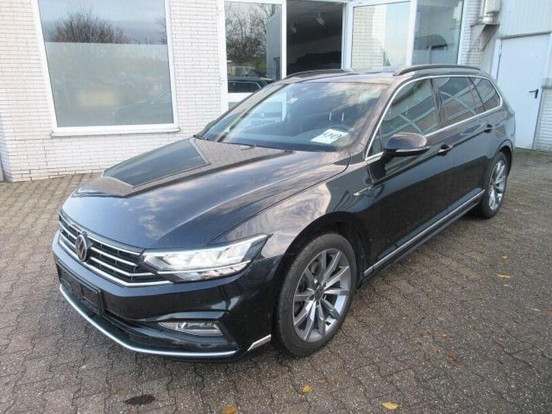 Gebraucht VW Passat R-line 150 PS (110 kW) 2022 Deep black perleffekt Kombi