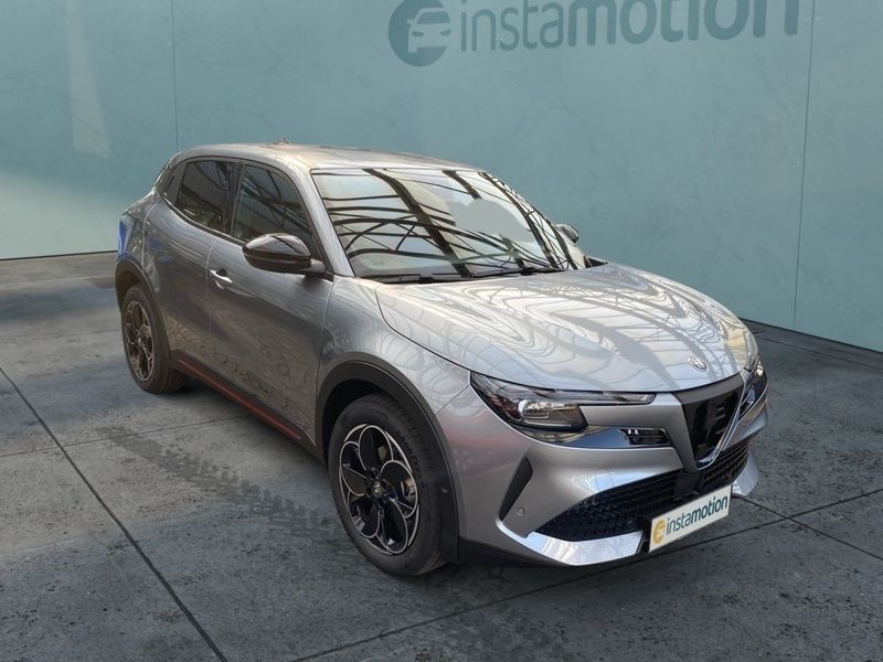 Grün Gebraucht 2024 Alfa Romeo Junior Edizione Speciale SUV | 41.740 € (Etwas zu teuer) - Bild 1/4