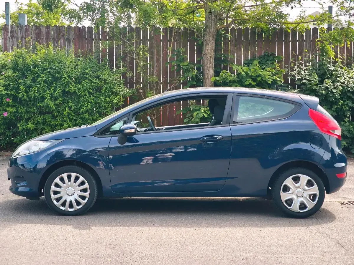 Gebraucht Ford Fiesta 60 PS (44 kW) 2010 Blau Kleinwagen