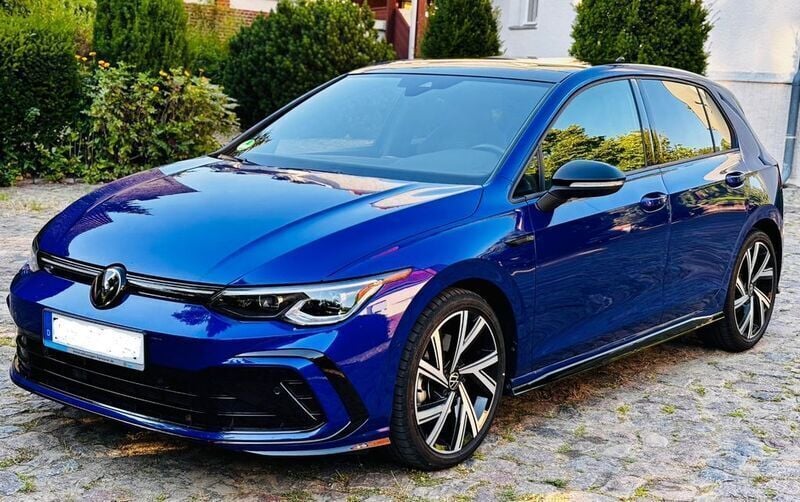 Blau Gebraucht 2022 VW Golf VIII R-line Limousine | 28.900 € (Superpreis) - Bild 1/4