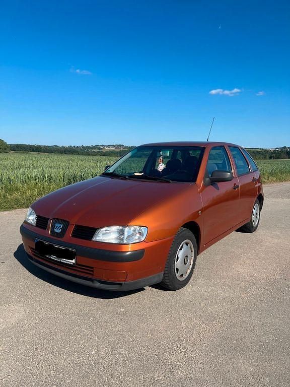 Orange Gebraucht 2002 Seat Ibiza Limousine | 1.000 € (Fairer Preis) - Bild 1/4