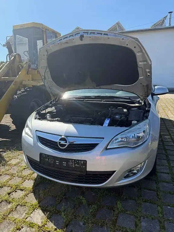 Gebraucht Opel Astra Design Edition 140 PS (102 kW) 2011 Silber Kombi