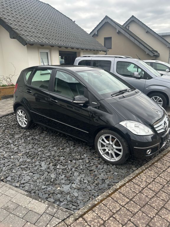 Schwarz Gebraucht 2011 Mercedes A180 Avantgarde Van / Kleinbus | 3.900 € (Fairer Preis) - Bild 1/4