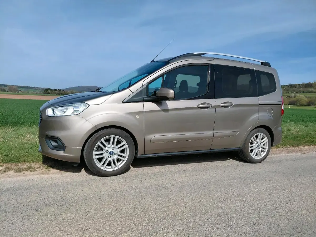 Gebraucht Ford Tourneo Courier 100 PS (73 kW) 2019 Andere farben Van / Kleinbus