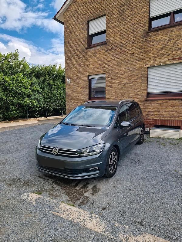 Grau Gebraucht 2018 VW Touran Join Van / Kleinbus | 24.000 € (Etwas zu teuer) - Bild 1/4