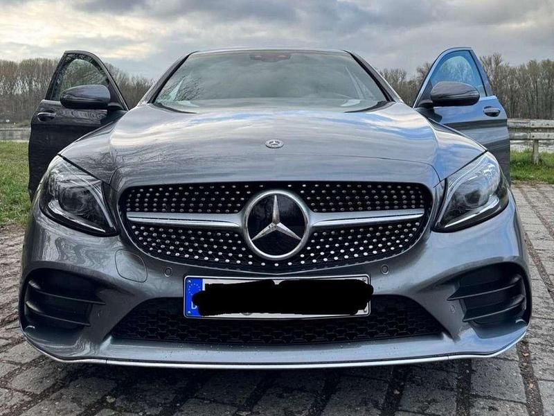Grau Gebraucht 2018 Mercedes 200 AMG line Limousine | 24.790 € - Bild 1/4