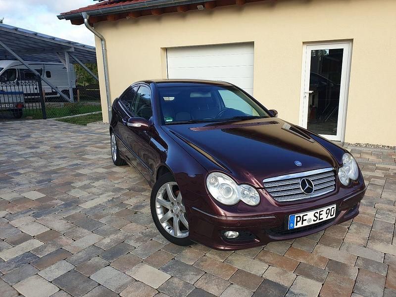 Rot Gebraucht 2006 Mercedes C200 Coupé | 3.000 € (Etwas zu teuer) - Bild 1/4