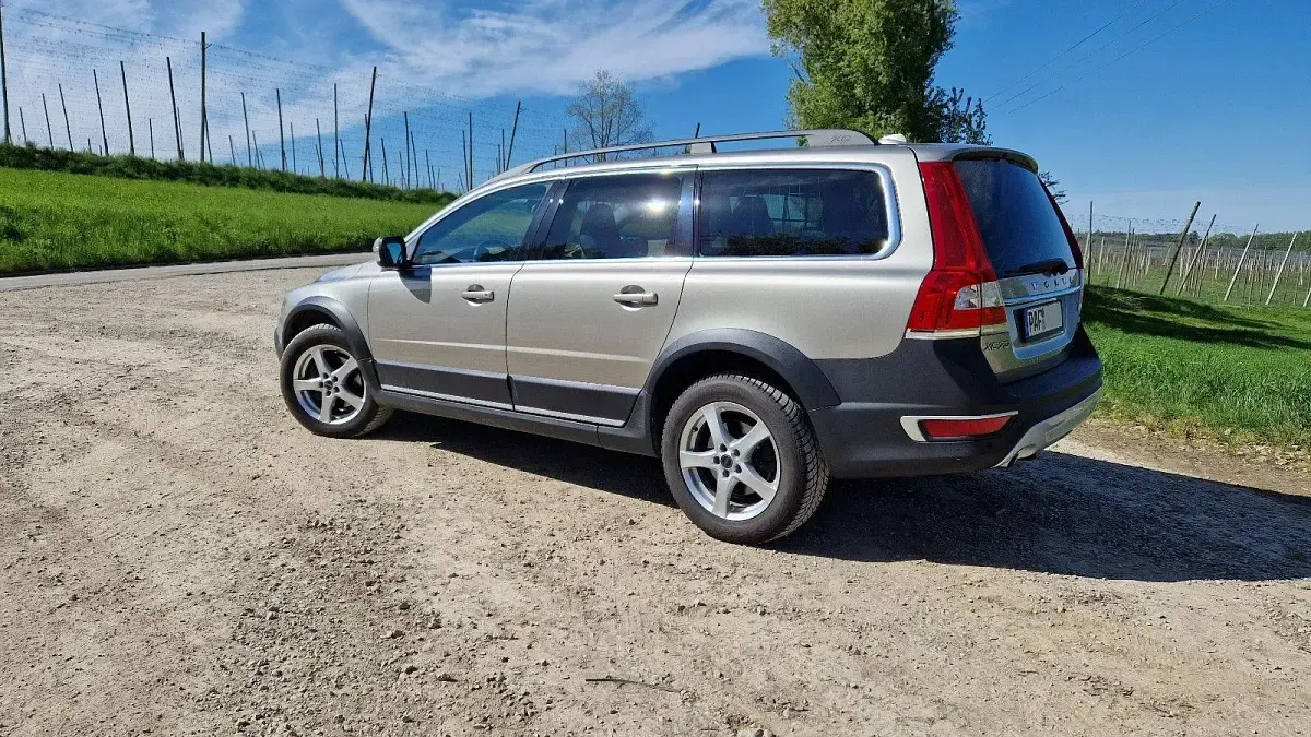 Gebraucht Volvo XC70 Summum 215 PS (158 kW) 2013 Gold Kombi
