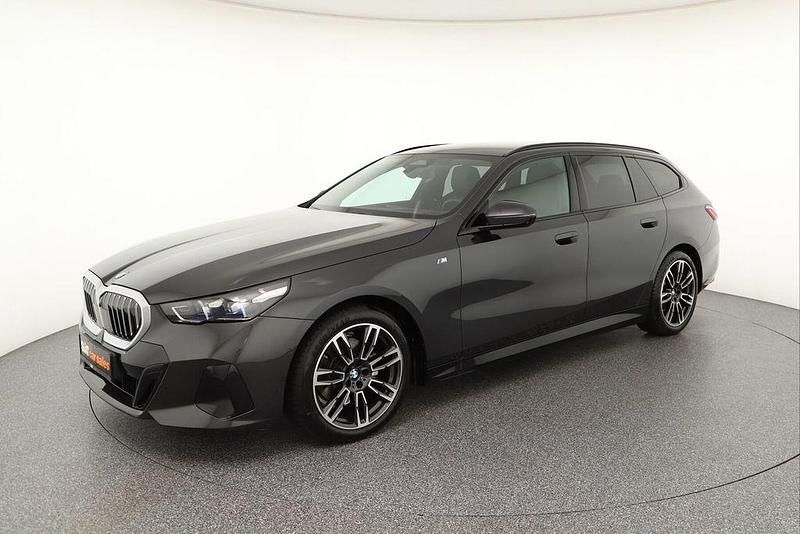 Gebraucht BMW 520 M Sport 197 PS (144 kW) 2025 Sophistorgrau Kombi