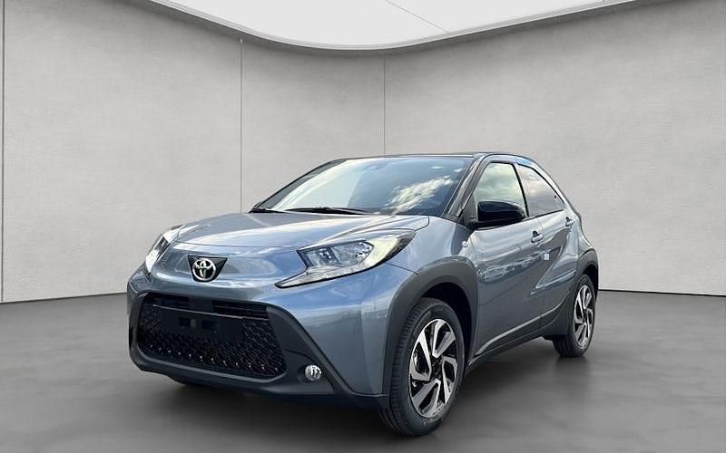 Beige Neu 2025 Toyota Aygo Play Kleinwagen | 18.290 € - Bild 1/4