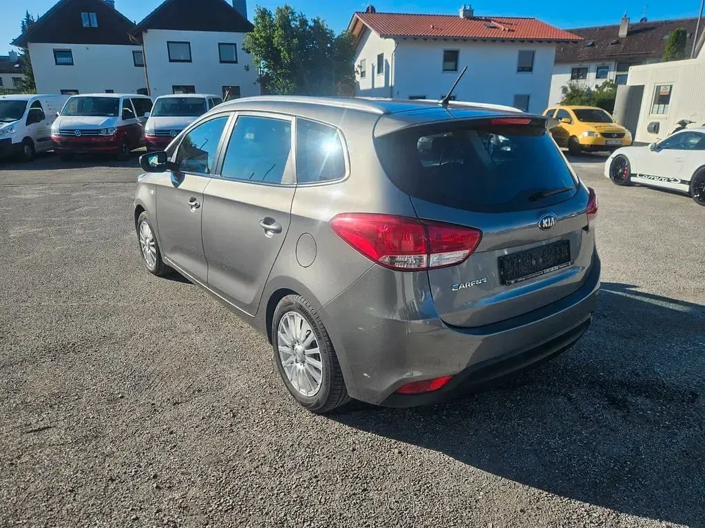 Gebraucht Kia Carens Attract 135 PS (99 kW) 2014 Silber Van / Kleinbus