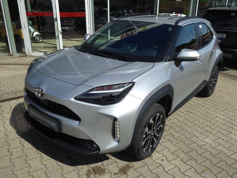 Shimmering silver Neu 2025 Toyota Yaris Cross SUV | 32.290 € - Bild 1/4