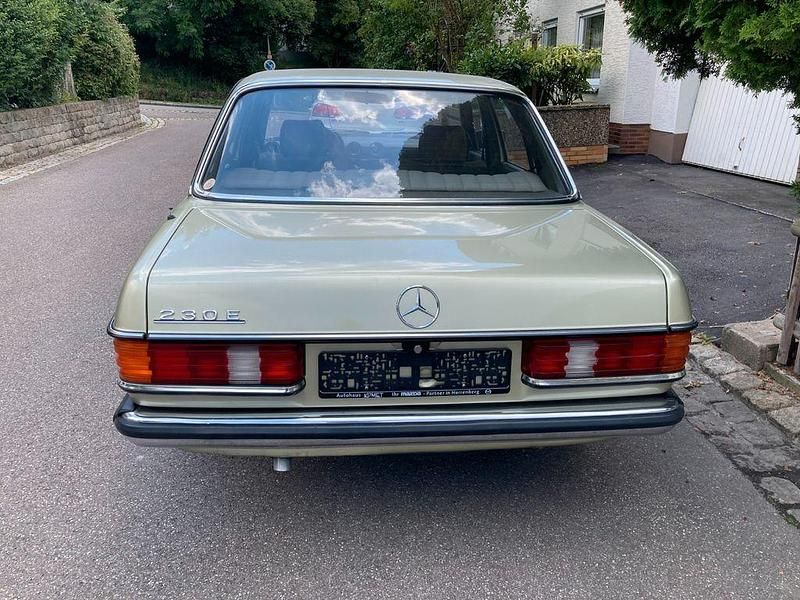 Gebraucht Mercedes E230 136 PS (100 kW) 1983 Grün Limousine