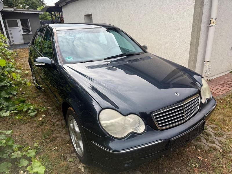 Blau Gebraucht 2001 Mercedes C240 Avantgarde Limousine | 2.500 € - Bild 1/4