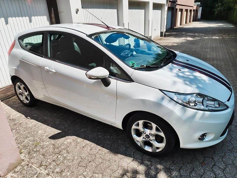 Weiß Gebraucht 2011 Ford Fiesta Kleinwagen | 2.000 € (Superpreis) - Bild 1/4